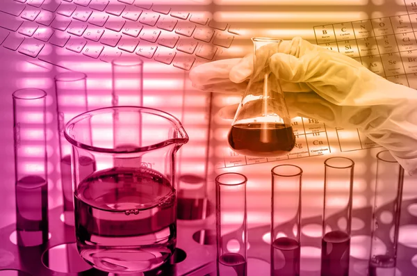 Vegyi laboratóriumi, kezében a csövet vizsgálati palackban — Stock Fotó