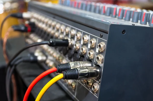 Equipamento de música digital, misturador de música com fio elétrico — Fotografia de Stock
