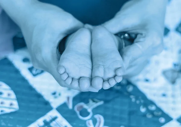 Baby kid feet on the mothers hand — Stock Photo, Image