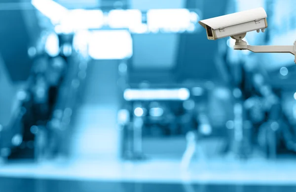 Videocamera di sicurezza che controlla il negozio e la sfocatura della scala mobile con bok — Foto Stock