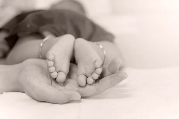 Baby nohy na straně matky — Stock fotografie