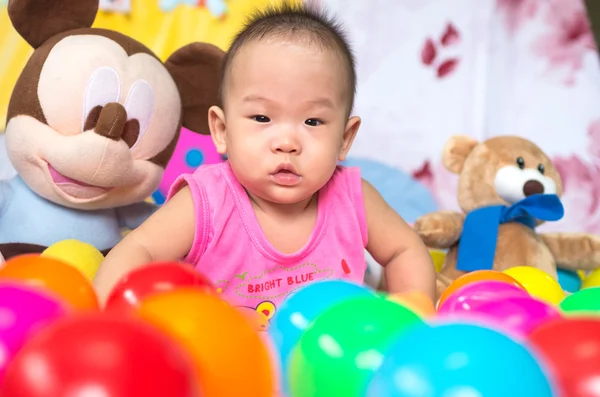 Portrait de bébé asiatique heureux avec de nombreux jouets — Photo