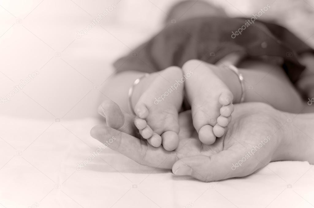 Baby feet on the mothers hand