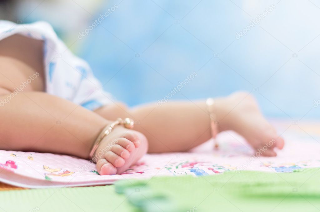 Baby feet on the bed
