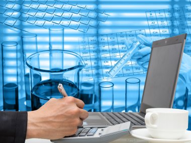 Kimya-laboratuvar cam ürünleri, tüp ve test şişesi tutan el