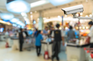 Kasiyer mağaza bulanıklık bokeh ile güvenlik kamera izleme bac