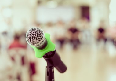 Mikrofon üzerinde arka plan bulanık konferans salonunda yakın çekim