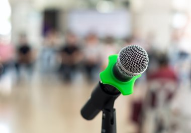 Mikrofon üzerinde arka plan bulanık konferans salonunda yakın çekim