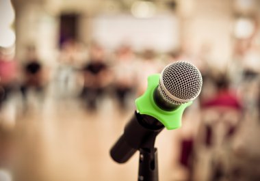 Mikrofon üzerinde arka plan bulanık konferans salonunda yakın çekim