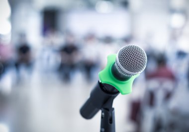 Mikrofon üzerinde arka plan bulanık konferans salonunda yakın çekim