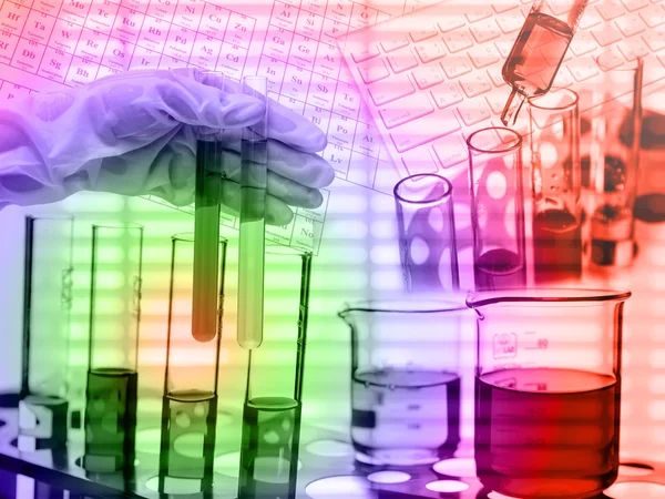 Laboratório químico, cientista deixando cair líquido para testar o tubo — Fotografia de Stock