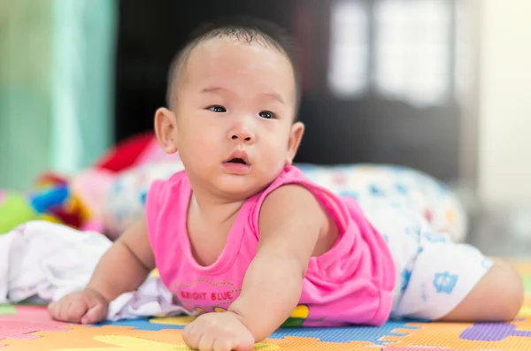 Portrait de bébé asiatique heureux sur le lit — Photo