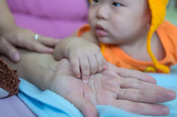 Asiática bebé mano en la madre mano —  Fotos de Stock