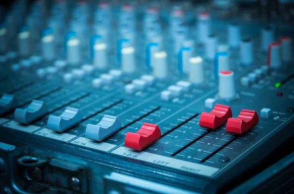 Digitale muziekapparatuur, muziek mixer met track — Stockfoto