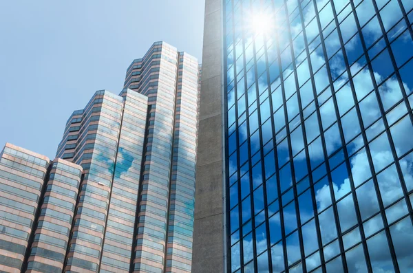 Closeup verre de construction de gratte-ciel avec nuage, Concept d'entreprise de l'architecture — Photo