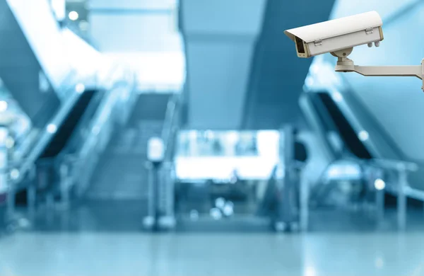 Videocamera di sicurezza che controlla il negozio e la sfocatura della scala mobile con sfondo bokeh — Foto Stock