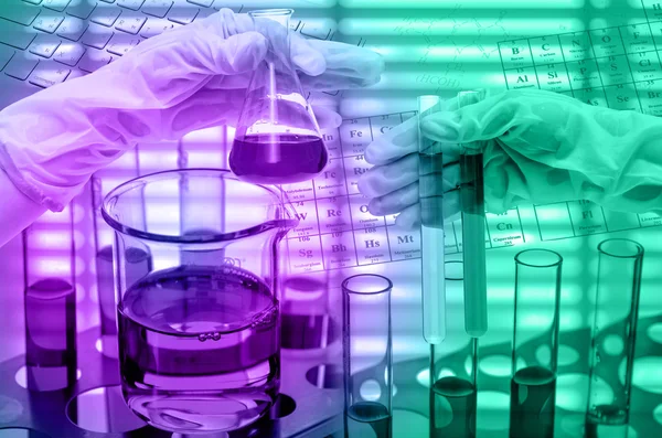 Laboratório químico, mão segurando o tubo e frasco de teste — Fotografia de Stock