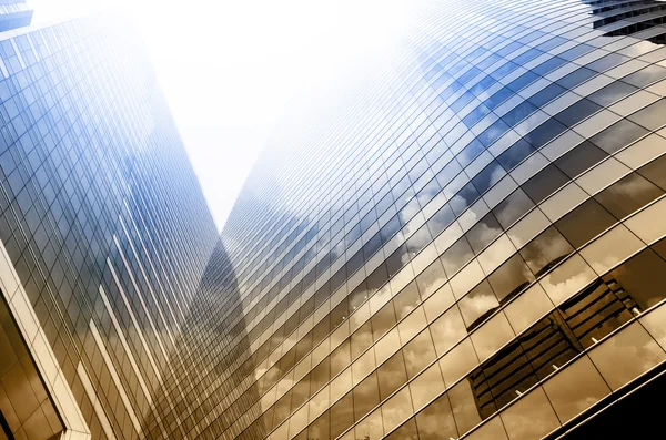 Moderno edificio de negocios de vidrio de rascacielos, concepto de negocio — Foto de Stock