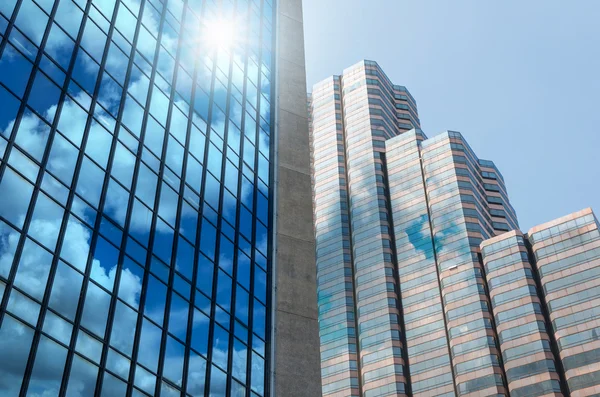 Closeup construção de vidro de arranha-céus com nuvem, conceito de negócio de arquitetura — Fotografia de Stock