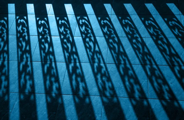 Achtergrond van baluster, architectonisch element silhouet, worm lichte schaduw op de grond — Stockfoto