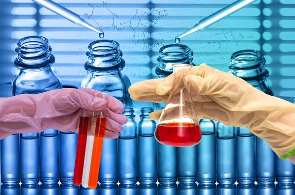 Laboratório Químico, cientista a colocar o reagente no teste de fla — Fotografia de Stock