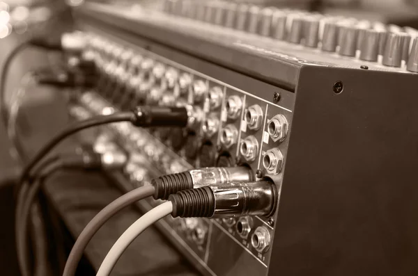 Echipament muzical digital, mixer muzical cu sârmă electrică — Fotografie, imagine de stoc