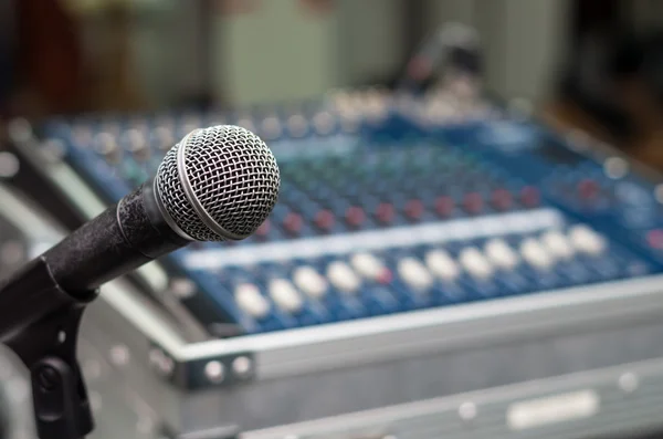 Detailní záběr mikrofon na směšovač rozmazané pozadí — Stock fotografie