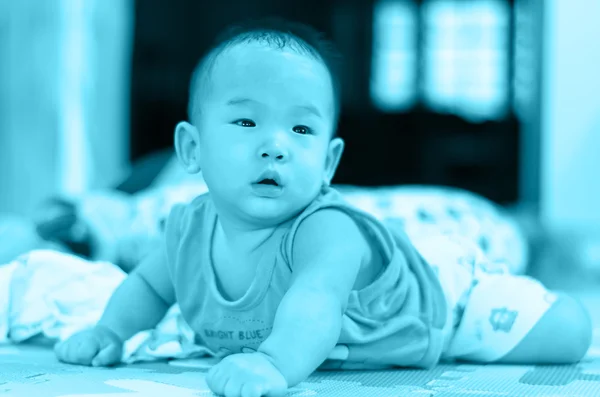 Retrato de bebé asiático feliz en la cama —  Fotos de Stock