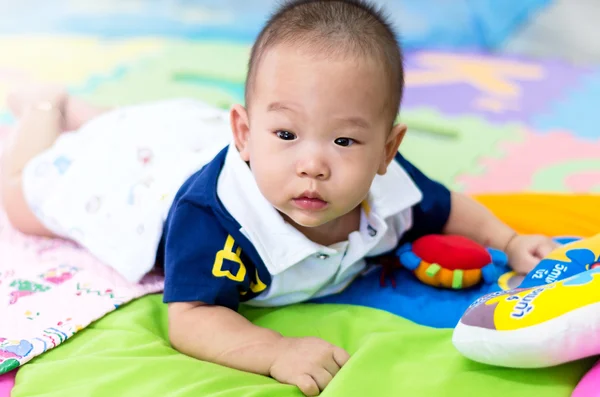 Retrato de bebé asiático feliz en la cama —  Fotos de Stock