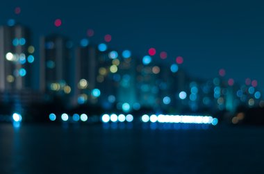 Cityscape nehir manzaralı alacakaranlık zaman, bulanık fotoğraf bokeh