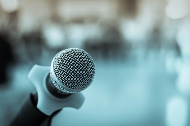 Mikrofon üzerinde arka plan bulanık konferans salonunda yakın çekim