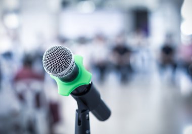 Mikrofon üzerinde arka plan bulanık konferans salonunda yakın çekim