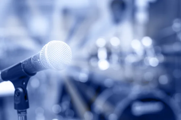 Close up of microphone on musician blurred background — Stock Photo, Image