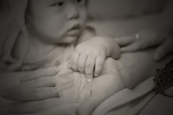 Asiática bebé mano en la madre mano —  Fotos de Stock