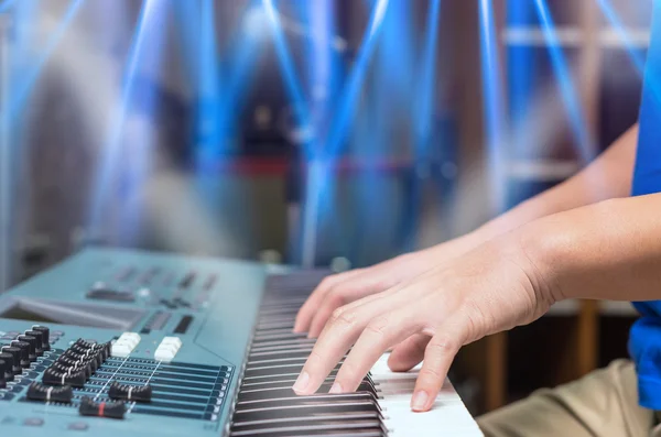 Mãos tocando teclado ou piano, foco dedo médio — Fotografia de Stock