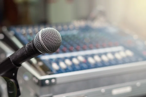 Close-up de microfone no misturador desfocado fundo — Fotografia de Stock