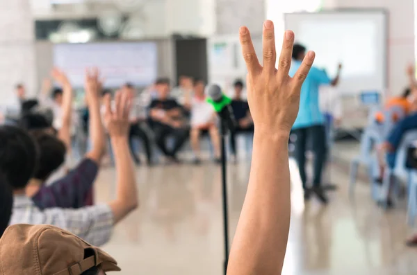 Hände hoch zur Abstimmung über unklaren Hintergrund — Stockfoto