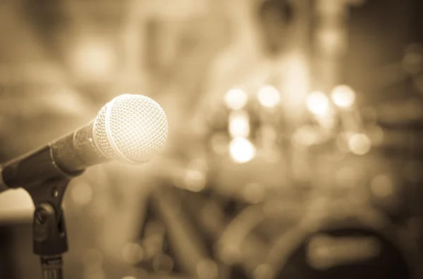 Detailní záběr mikrofon na hudebník rozmazané pozadí — Stock fotografie