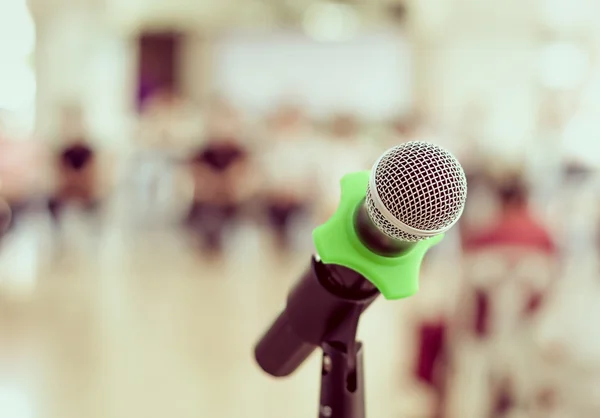 Крупним планом мікрофон у конференц-залі на розмитому фоні, вінтажний тон — стокове фото