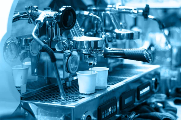 Glas met achtergrond van geroosterde koffiebonen worden koffiekopje, eten en drinken met bedrijfsconcept uitvergroten — Stockfoto