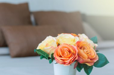  Lüks iç yatak odası ile yatak üzerinde yapay gül çiçek