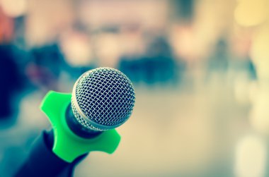 Mikrofon üzerinde arka plan bulanık konferans salonunda yakın çekim