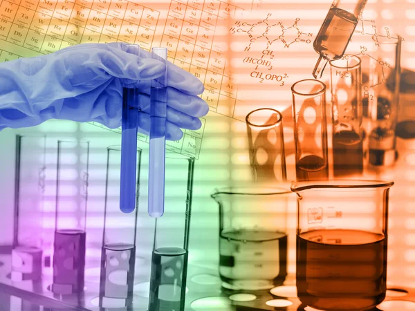 Laboratorio Químico, científico dejando caer el reactivo en el matraz de prueba —  Fotos de Stock