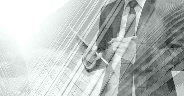 Doble exposición de hombre de negocios con vidrio de construcción de paisaje urbano — Foto de Stock