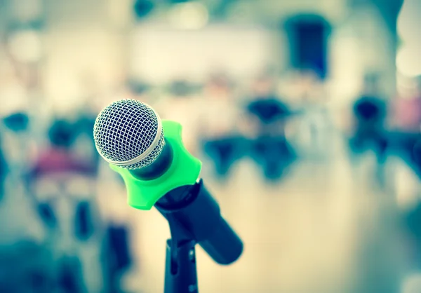 Primo piano del microfono in sala conferenze su sfondo sfocato — Foto Stock