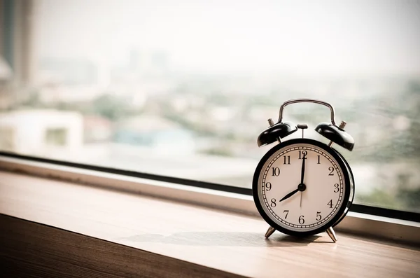 Reloj despertador vintage en ventanas a primera hora de la mañana —  Fotos de Stock