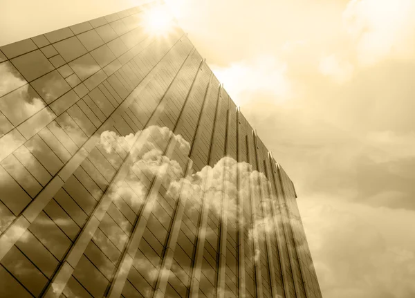 Primer plano edificio de cristal de rascacielos con nube, concepto de negocio de arquitectura — Foto de Stock