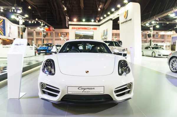 BANGKOK - 3 DE ABRIL: 2015 Porsche Cayman en el espectáculo teatral en The 36 th Bangkok International Motorshow, en abril. 3, 2015 en Bangkok, Tailandia —  Fotos de Stock