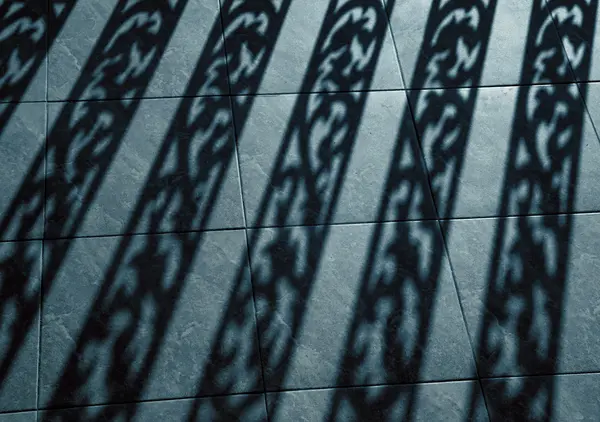 Silhouette bakgrund av räcke, arkitektoniska element, mask ljus skugga på marken — Stockfoto