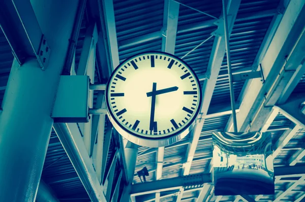 在天空火车站特写时钟 — 图库照片